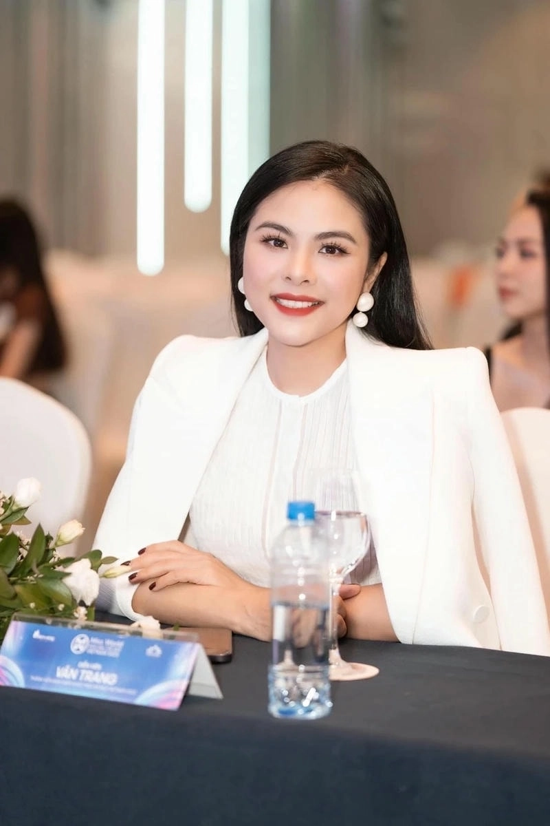 Gợi cảm đầy tinh tế Vân Trang nội y