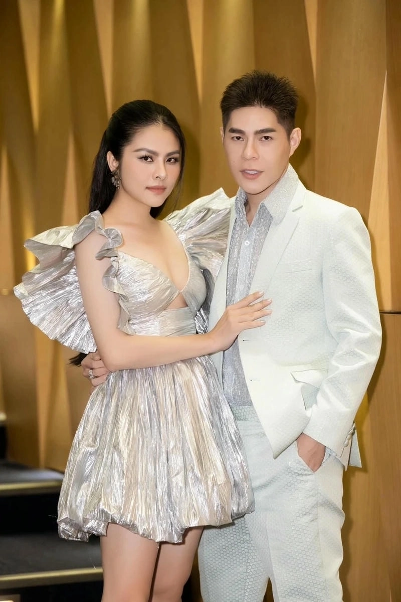 Duyên dáng thuần Việt Vân Trang áo dài