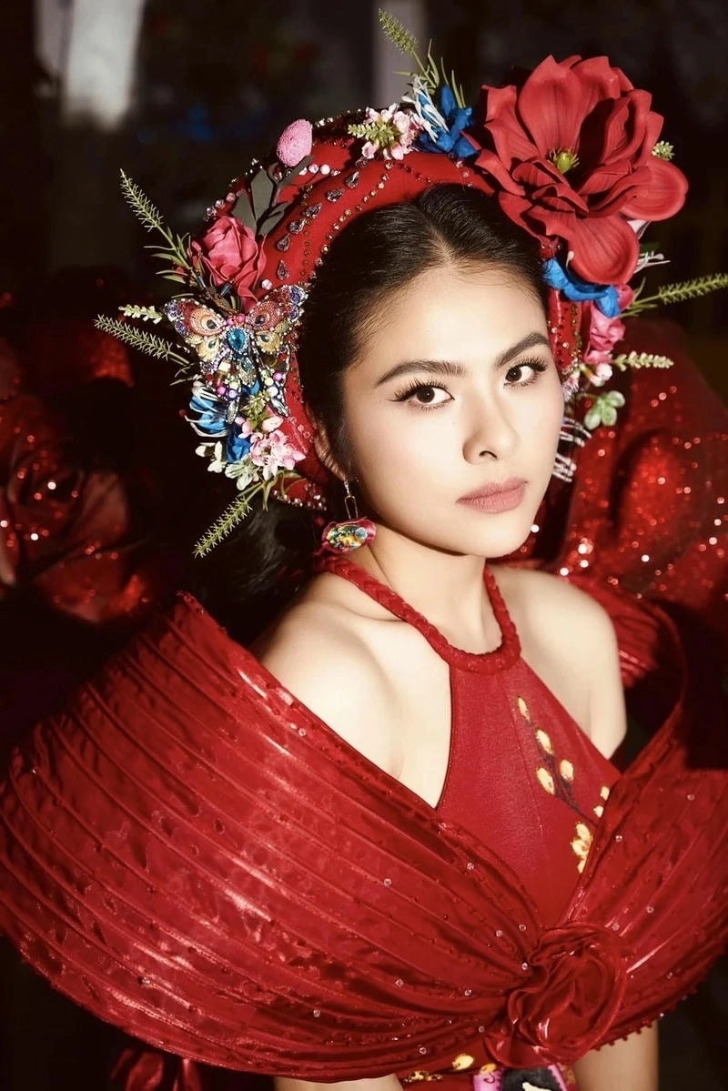 Đằm thắm dịu dàng Vân Trang mặc áo dài