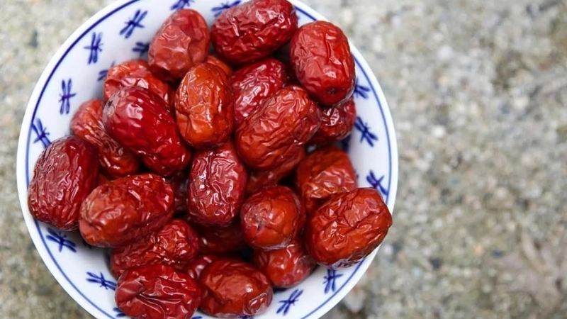 Lợi ích khi ăn táo đỏ đúng liều lượng