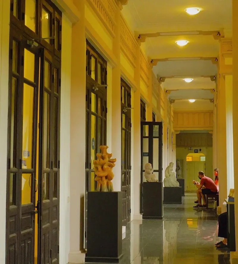 Điểm sống ảo cực chất với background cổ điển tại Bảo tàng Mỹ thuật Việt Nam