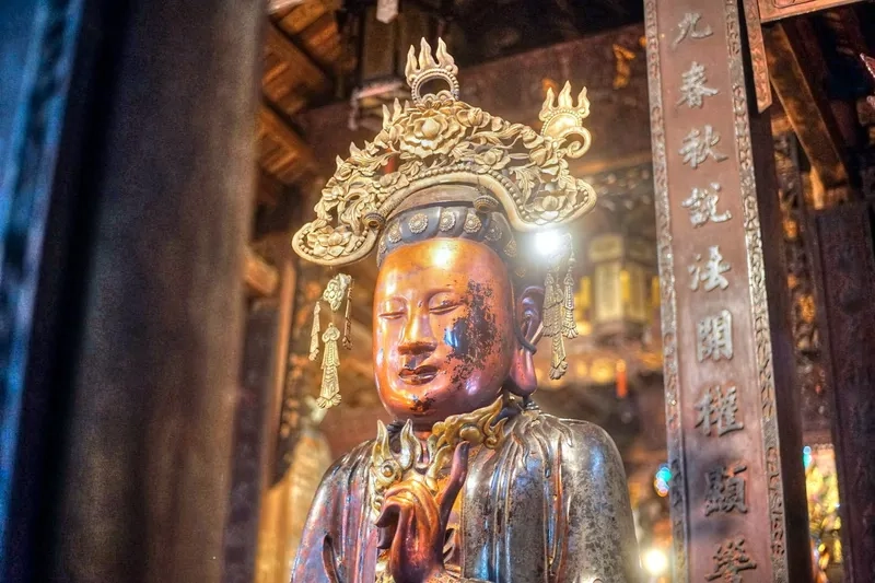 Chùa Bà Đá là điểm dừng chân bình yên giữa phố
