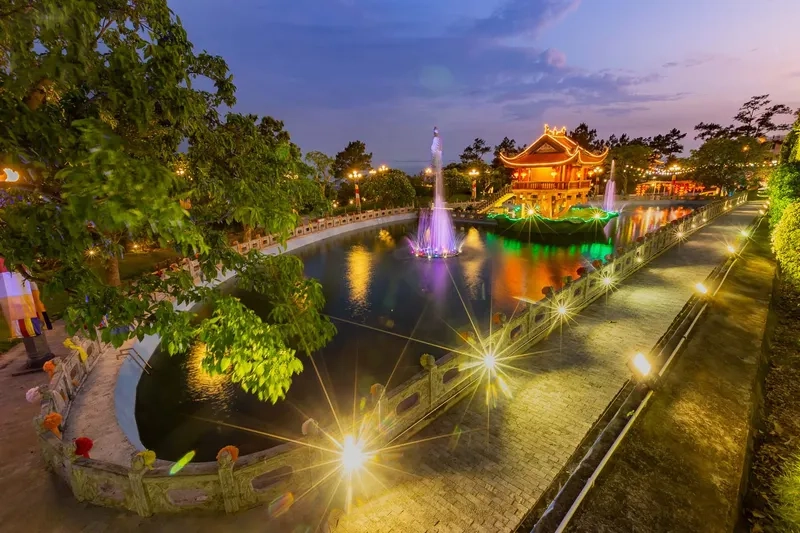 Chùa Ba Vàng nổi bật giữa núi non hùng vĩ