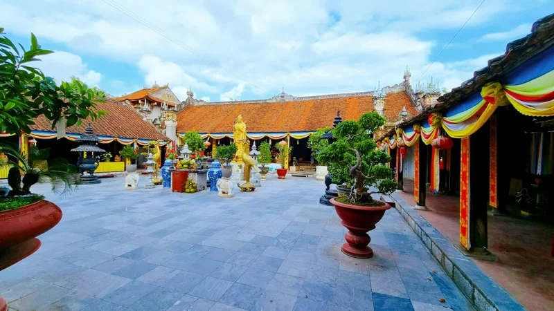 Chùa Hàng điểm đến linh thiêng giữa đất cảng