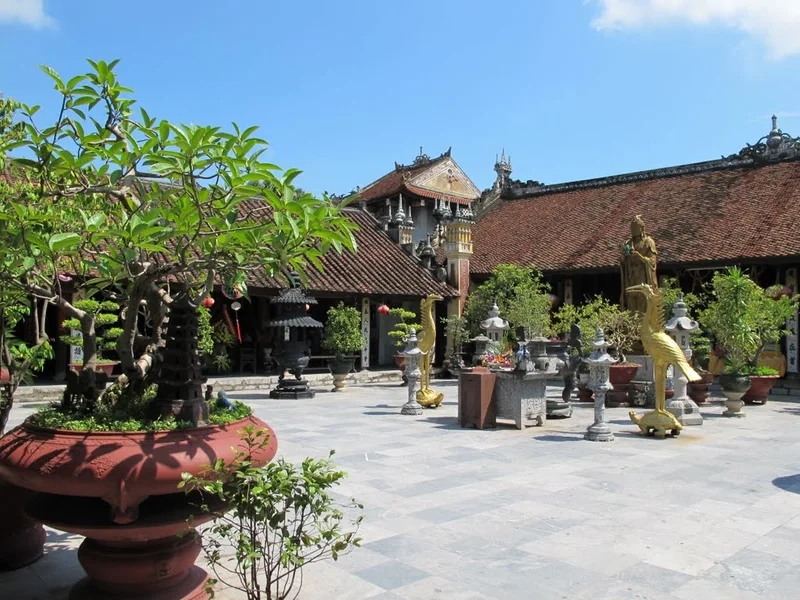 Không gian Chùa Hàng trầm mặc và bình yên