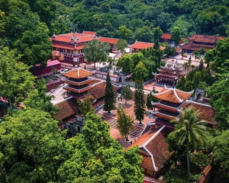 Chùa Hương ẩn mình giữa núi rừng thanh tịnh