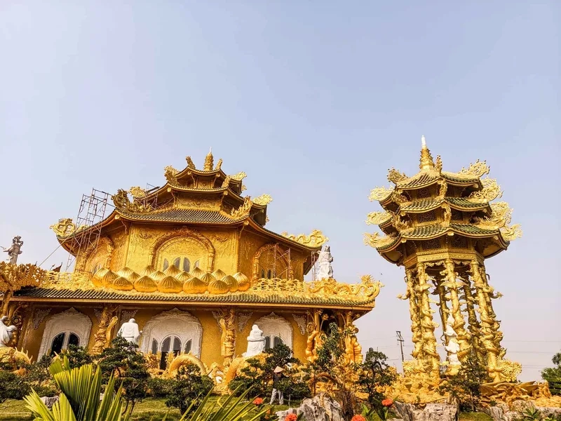 Đắm chìm trong vẻ lộng lẫy của chùa Phúc Lâm dát vàng