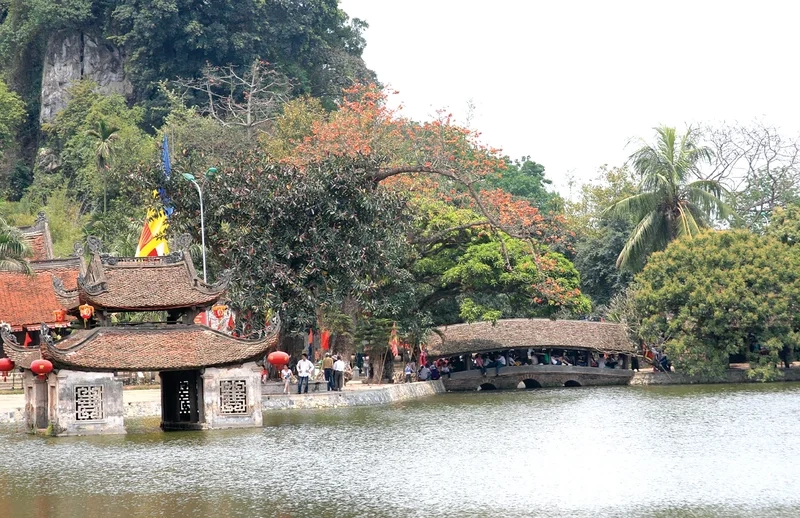 Chùa Thầy nổi bật giữa núi Sài Sơn hùng vĩ