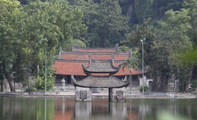 Chùa Thầy là điểm hành hương nổi tiếng miền Bắc