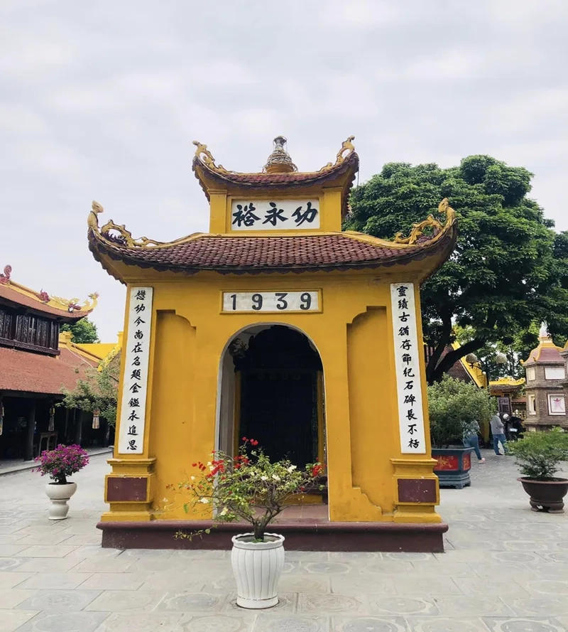 Khung cảnh thanh tịnh ở Chùa Trấn Quốc