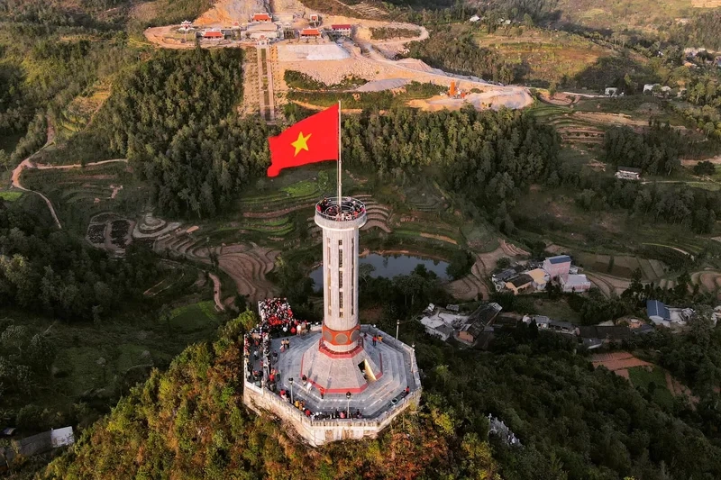 Hòa mình vào thiên nhiên quanh Cột cờ Lũng Cú