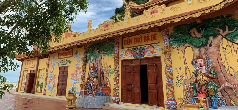 Khám phá vẻ đẹp huyền bí tại Đền Bà Đế