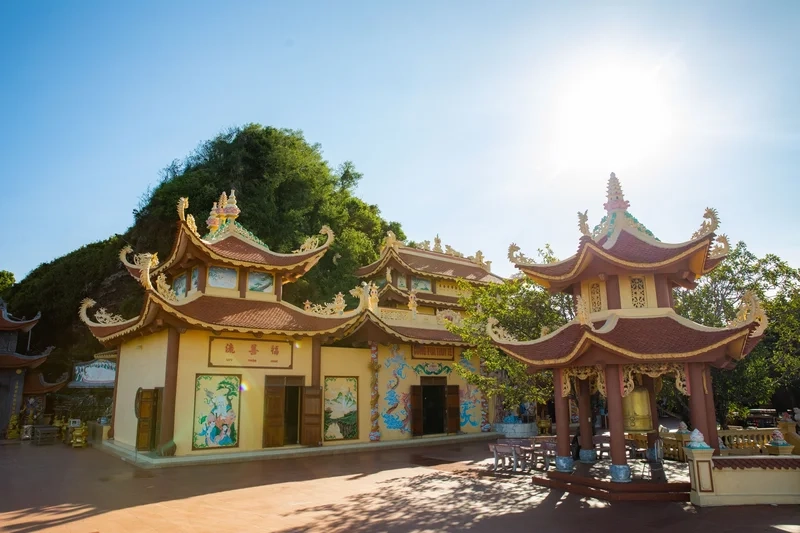 Khung cảnh yên bình trước Đền Bà Đế