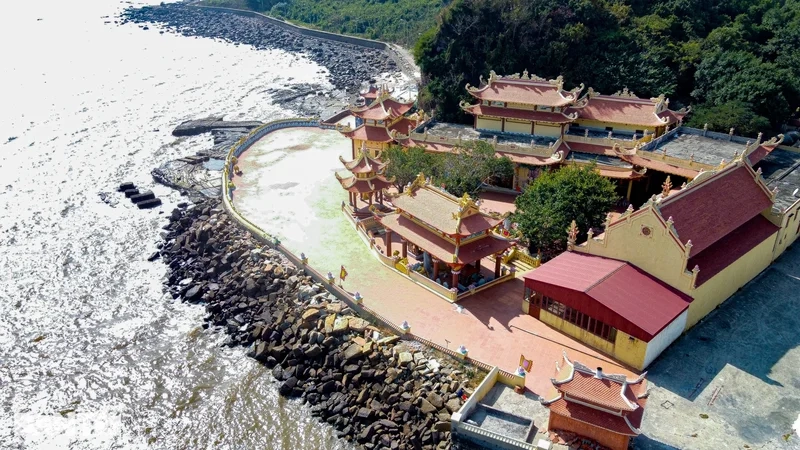 Đền Bà Đế nơi hội tụ tâm linh và biển cả