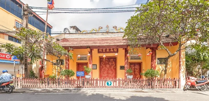 Không gian thanh tịnh tại Đền Bạch Mã