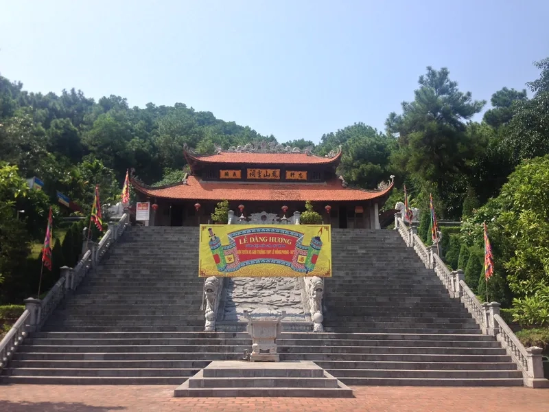 Đền Chu Văn An ẩn mình giữa núi rừng Thanh Liệt