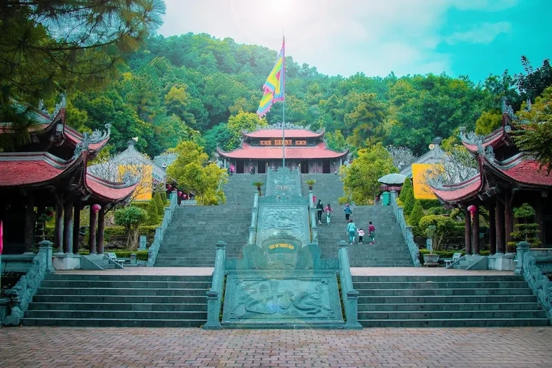 Vẻ đẹp cổ xưa của Đền Chu Văn An thu hút du khách