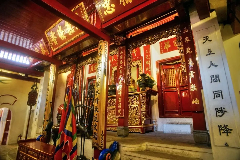 Đền Ngọc Sơn nằm giữa hồ Hoàn Kiếm thơ mộng