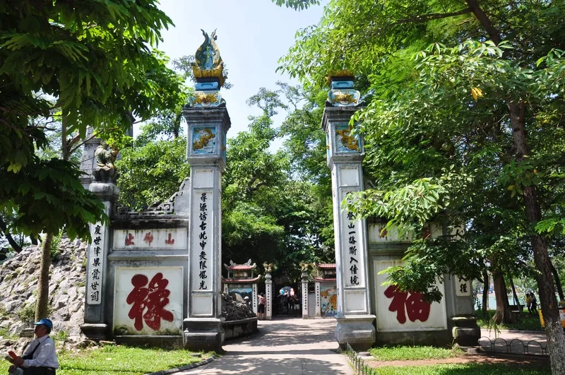 Khung cảnh Đền Ngọc Sơn đẹp như tranh vẽ