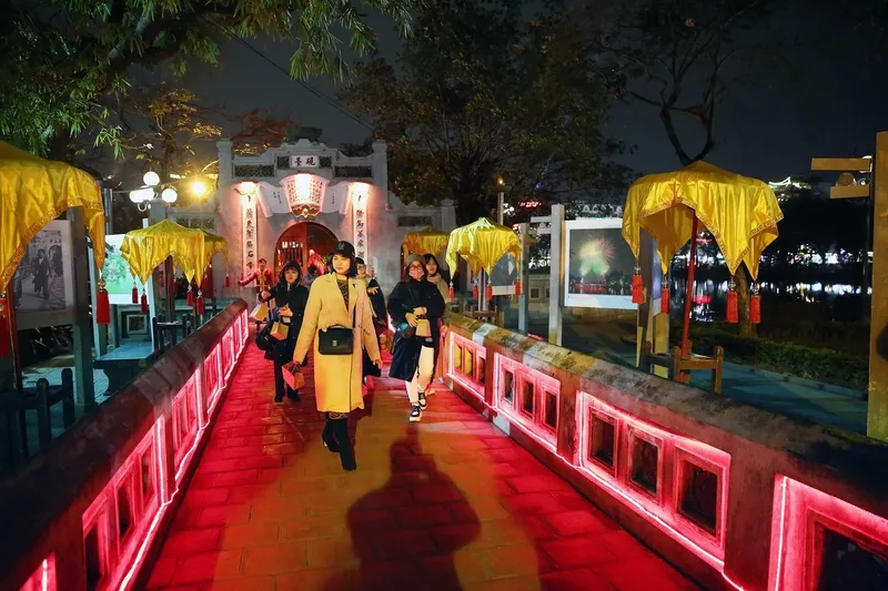 Cầu đỏ và Đền Ngọc Sơn hòa vào khung cảnh