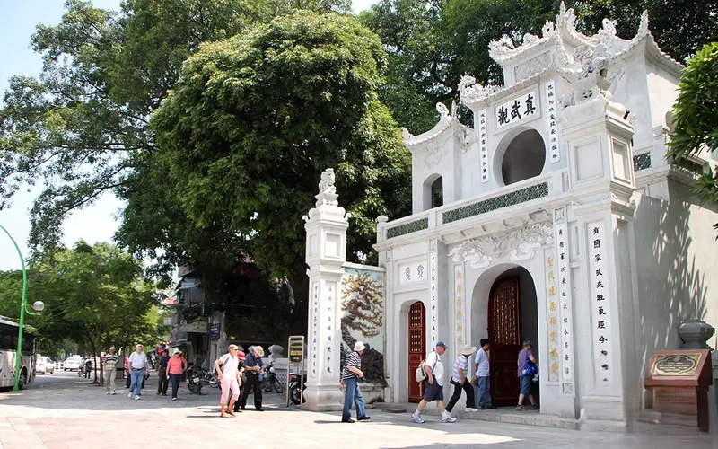 Đền Quán Thánh thu hút du khách bởi nét cổ xưa đặc biệt