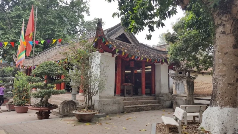 Không gian thanh tịnh bao trùm Đền Và cổ kính