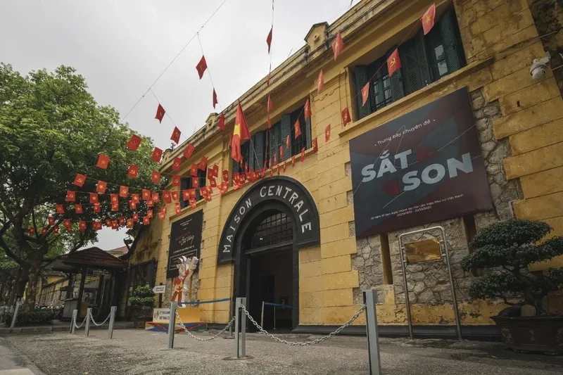 Hòa mình vào không gian xưa ở Nhà tù Hỏa Lò