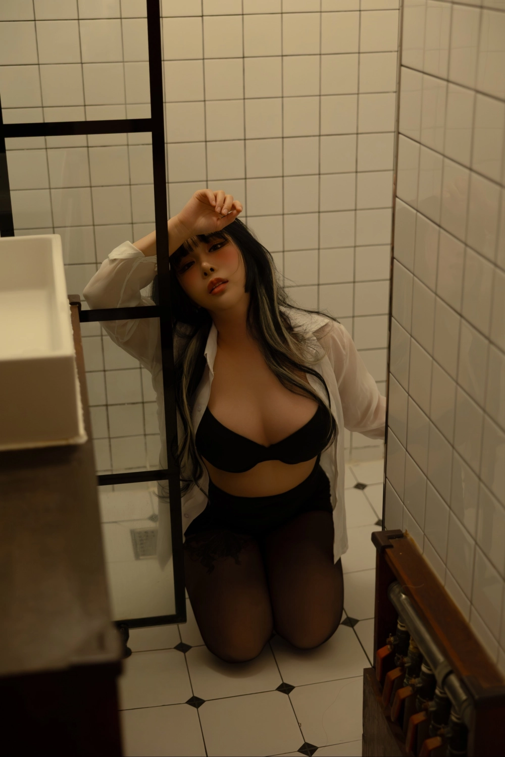 Bé áo đen nhảy khoe hàng thay bằng nét đẹp trẻ trung sexy đầy sức hút