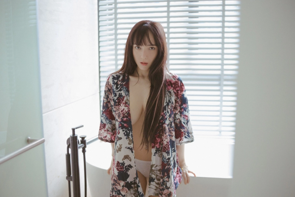 Ảnh gái xinh lộ vú toát lên vẻ đẹp táo bạo sexy đầy thu hút