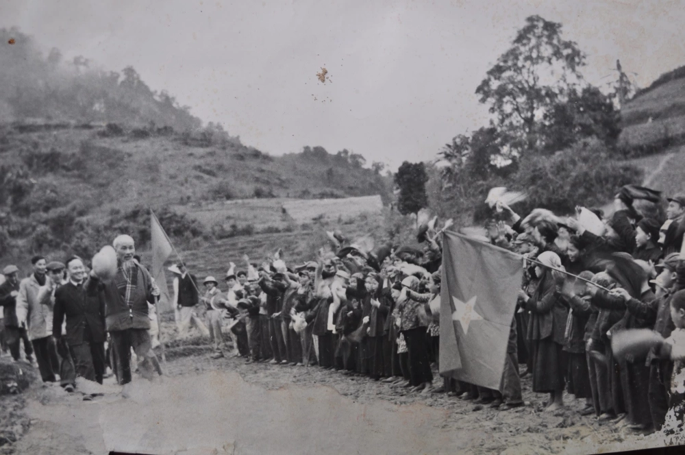 Bác Hồ làm việc trong hang Pác Bó với những bí danh bí mật thời kháng chiến.