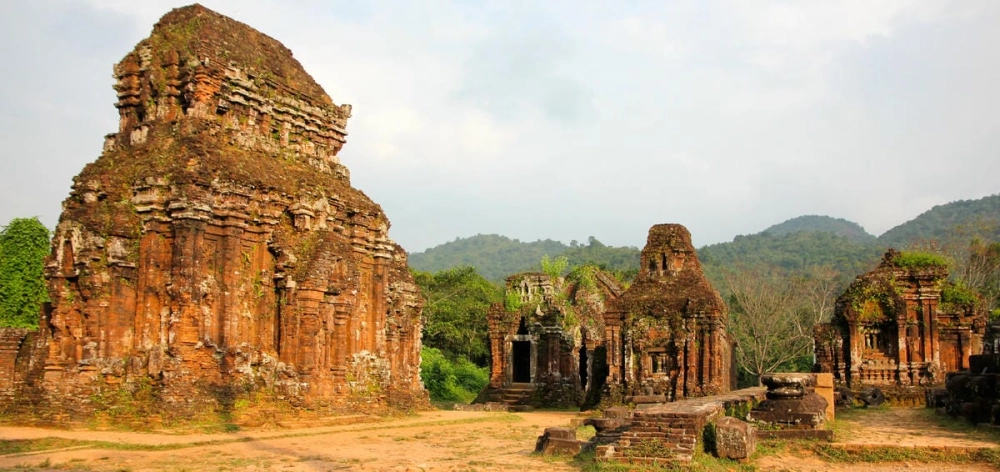 Khung cảnh bình yên và cổ kính tại các di sản văn hóa của Việt Nam.