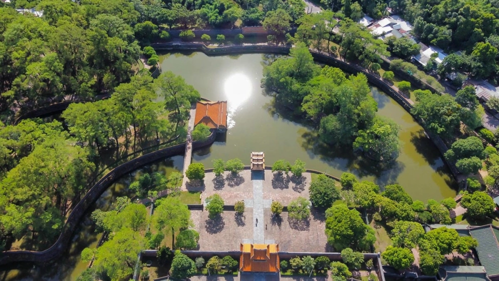 Hàng tượng đá quan văn, võ chầu tại sân Bái Đình lăng tẩm Huế.