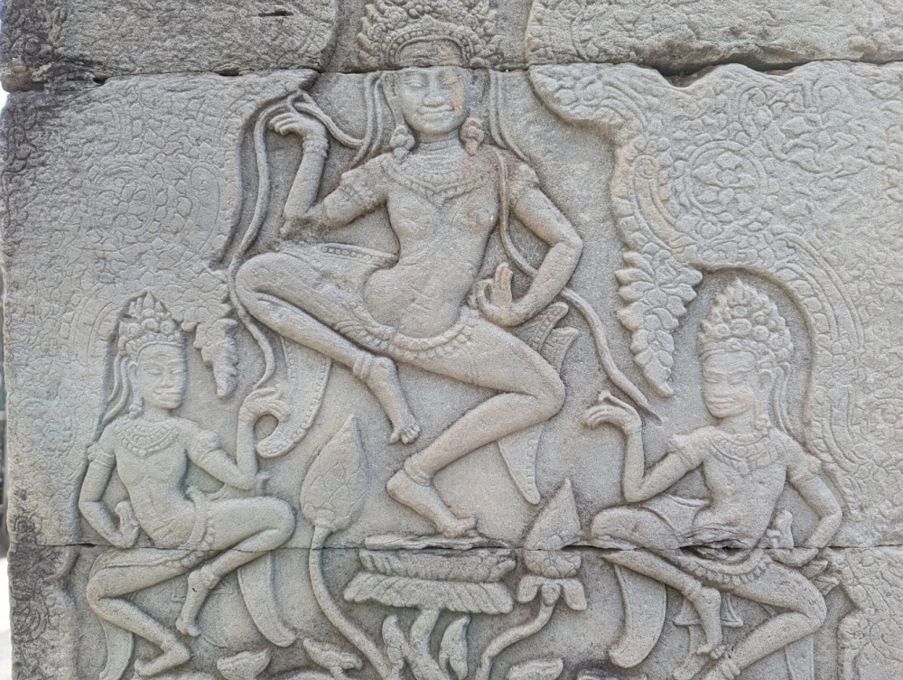 Phù điêu thần linh và vũ nữ Apsara rực rỡ tại Thánh địa Mỹ Sơn.