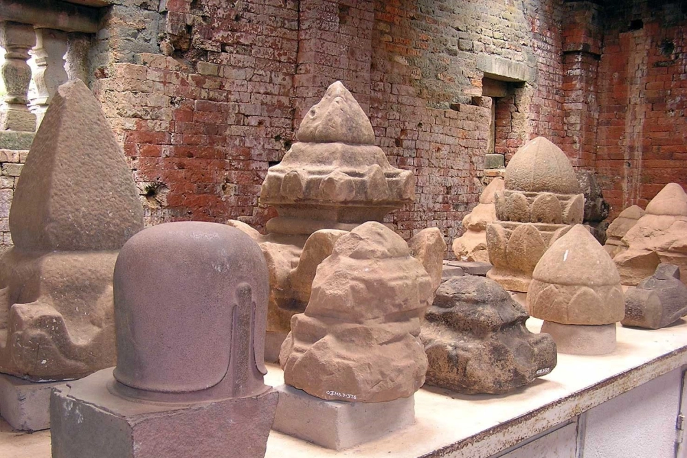 Băng đá Linga-Yoni biểu tượng cho sự sinh sôi nảy nở của vũ trụ.