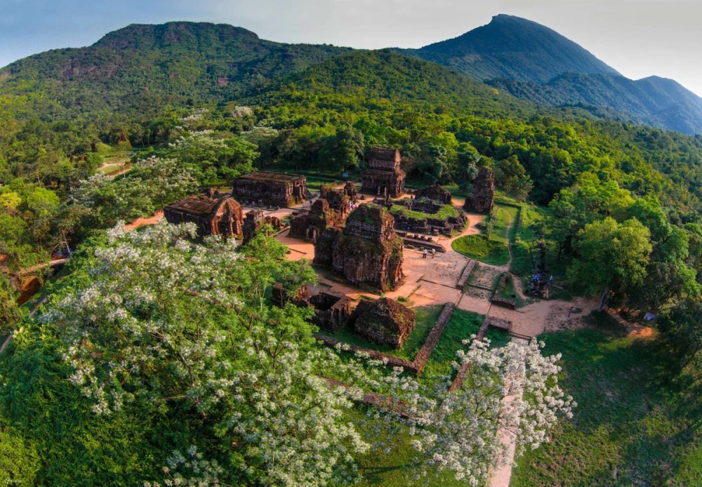 Bức tường gạch nung đỏ rực rỡ dưới ánh nắng vàng tại Thánh địa.