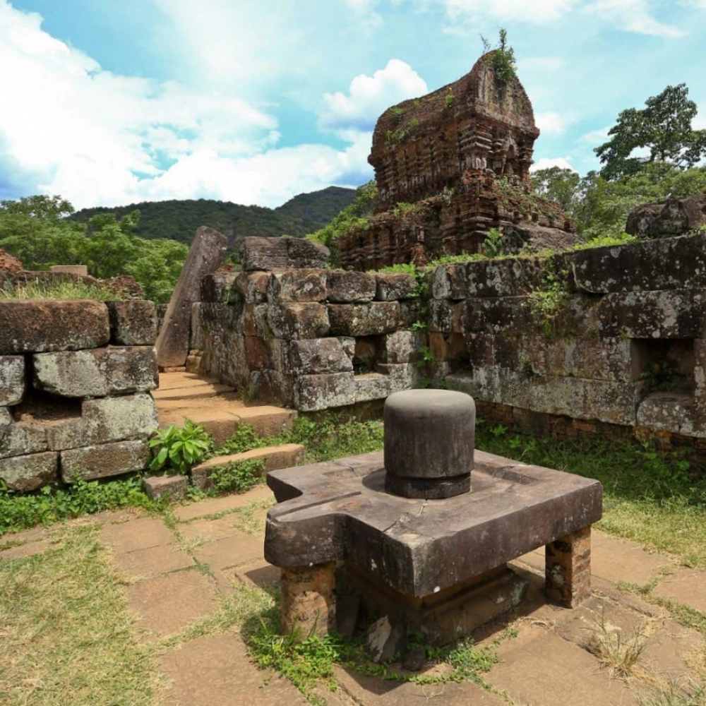 Lớp rêu phong cổ kính bao phủ trên những viên gạch nung nghìn năm.