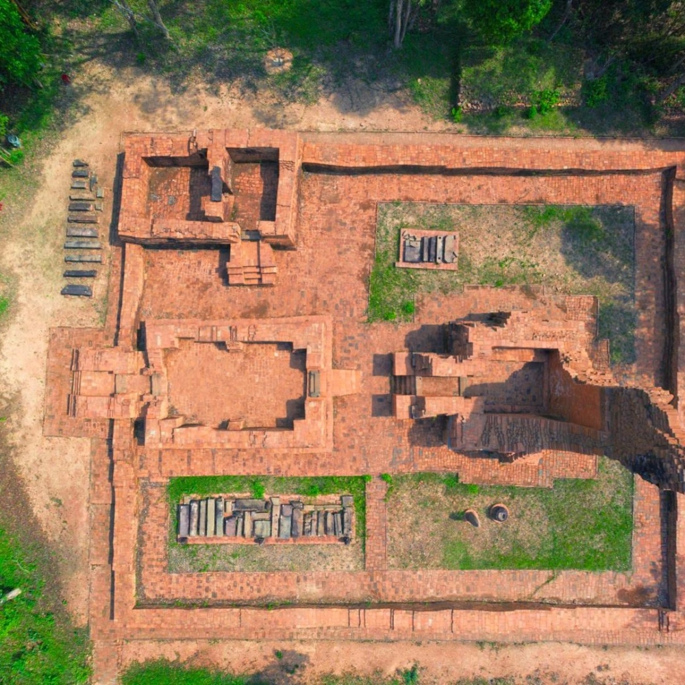 Toàn cảnh thung lũng Mỹ Sơn nhìn từ trên cao với các cụm tháp cổ.