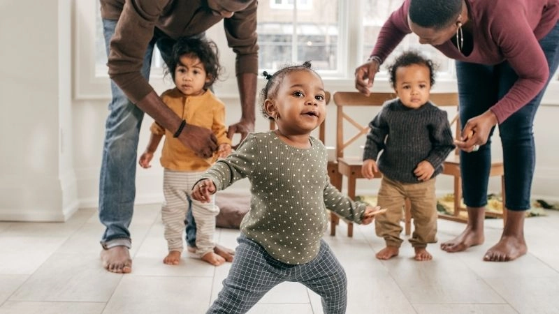 Dấu hiệu nhận biết trẻ đang gặp tình trạng chậm đi