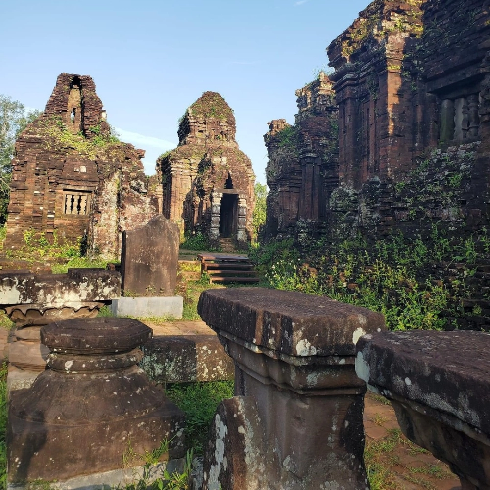 Vẻ đẹp trầm mặc của quần thể đền tháp Mỹ Sơn giữa thung lũng núi rừng