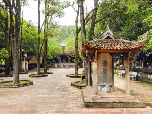 Hành trình khám phá vẻ đẹp cổ kính của Chùa Côn Sơn