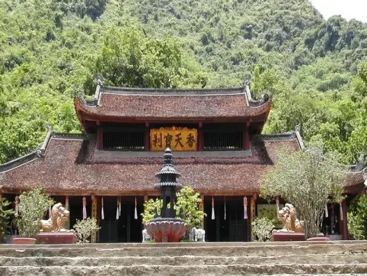 Khám phá vẻ đẹp tâm linh và thắng cảnh tại Chùa Hương