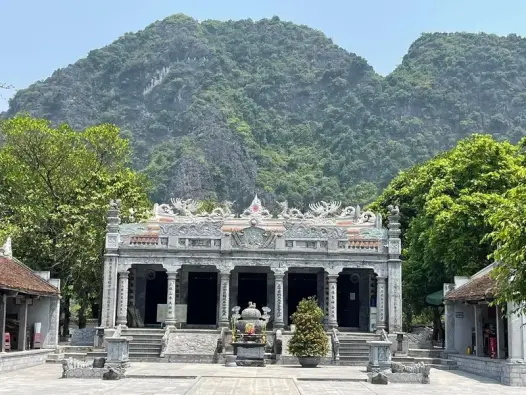 Khám phá vẻ đẹp linh thiêng và cổ kính của Đền Thái Vi