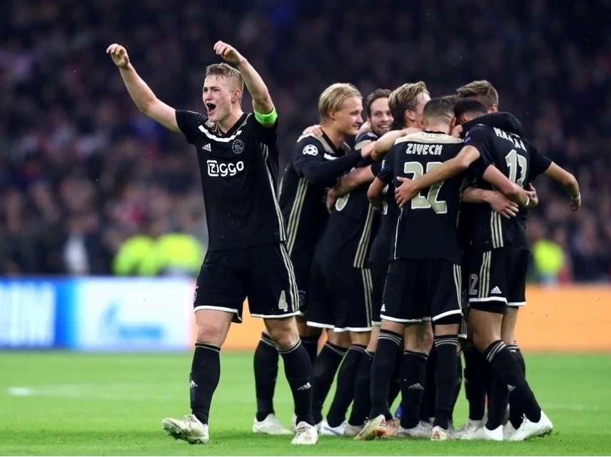 De Ligt theo k&egrave;m đối phương