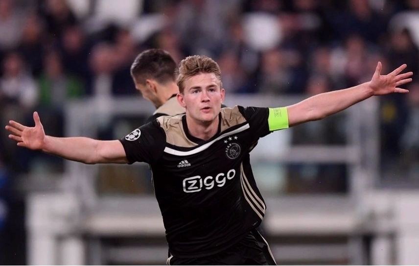 De Ligt trong pha đối đầu tại Champions League