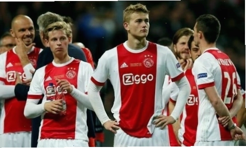Frenkie de Jong thi đấu tập trung