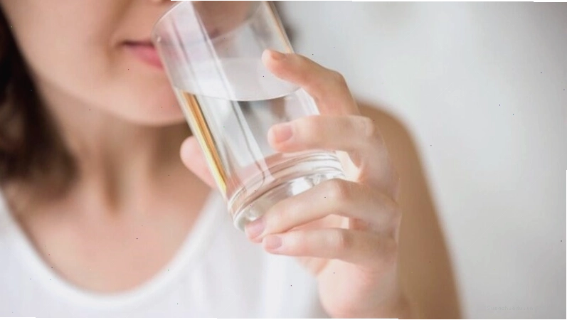 Ăn nem nướng cùng thực phẩm lành mạnh và bổ sung nước