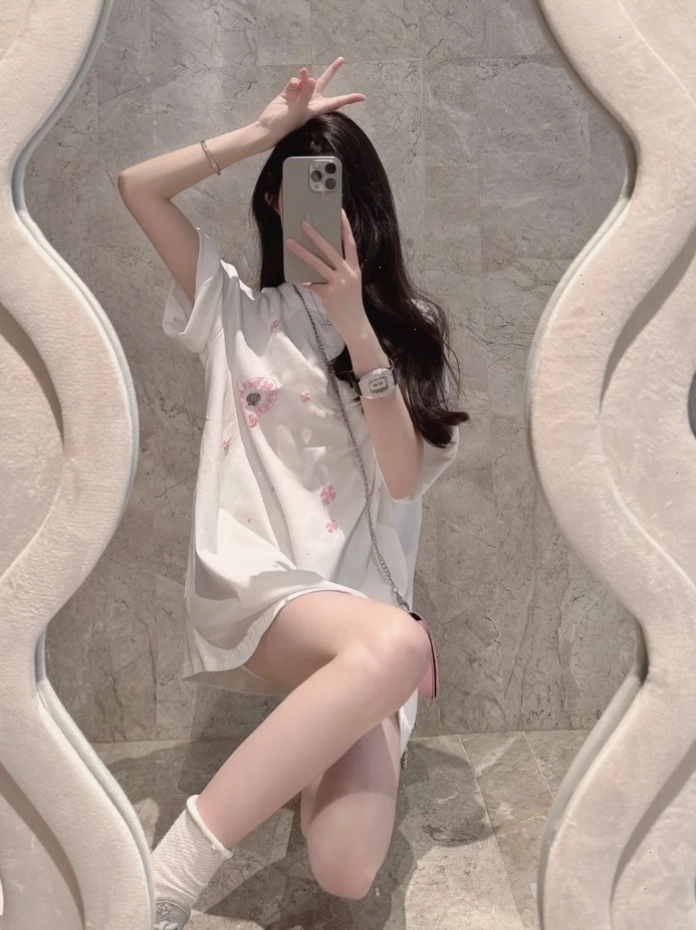 Ảnh cô gái xinh che mặt bằng điện thoại trước gương