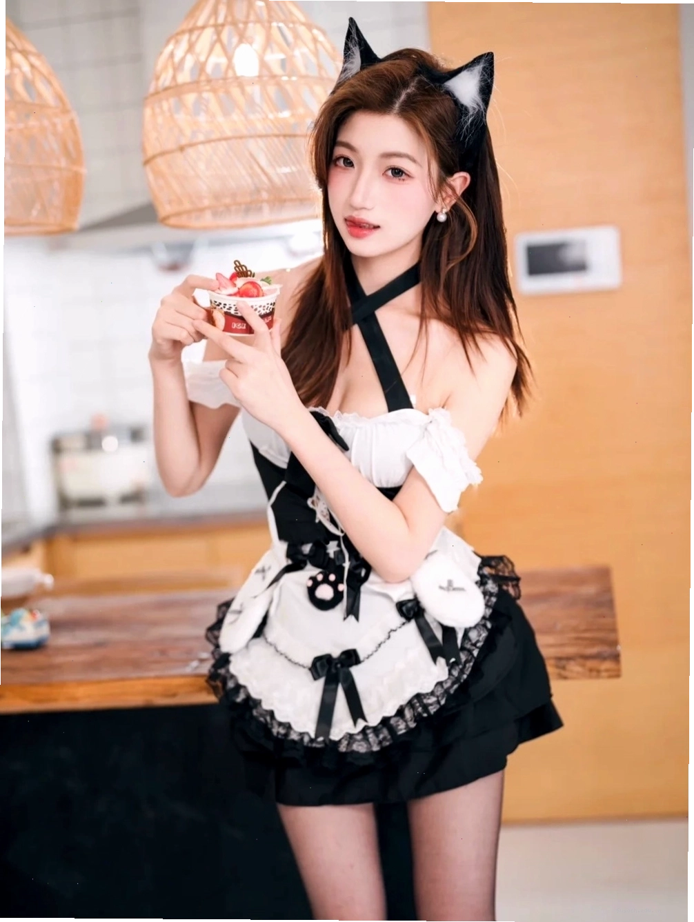 Ảnh cosplay hầu gái với biểu cảm cuốn hút