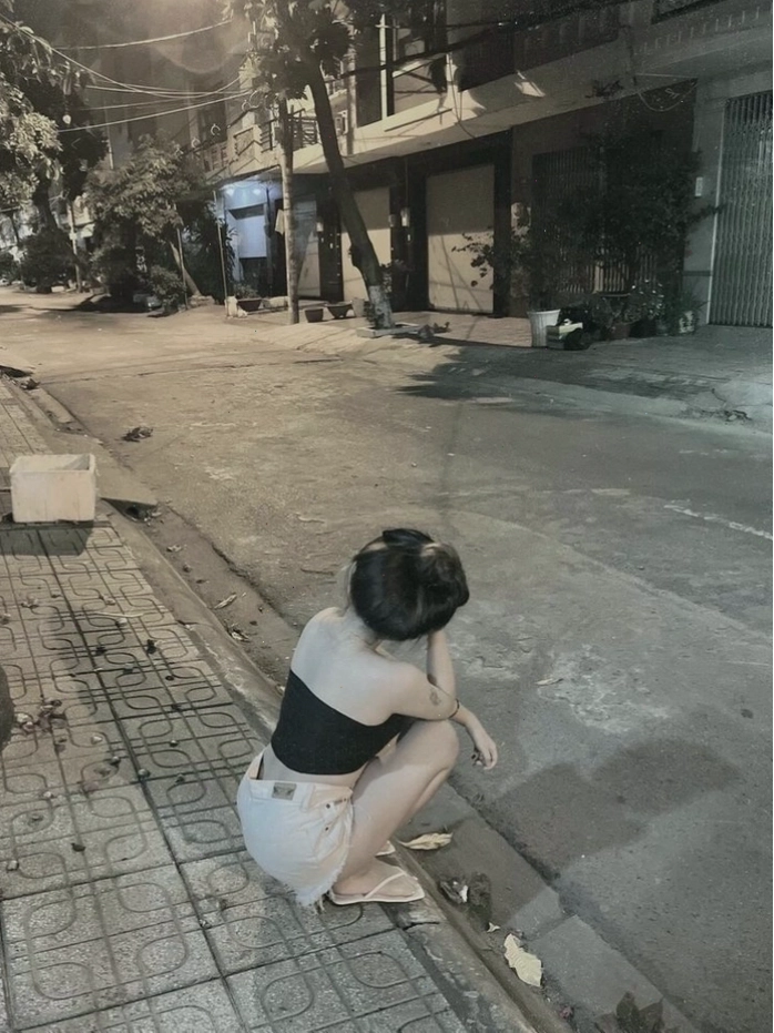 Ảnh gái xinh buồn trong khung cảnh đời thường giản dị