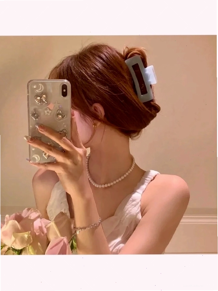 Ảnh gái xinh che mặt bằng điện thoại với phong cách cực cuốn hút